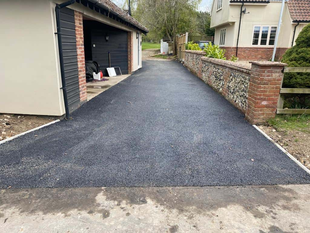 This is a newly installed tarmac driveway. All works carried out by Bury St Edmunds Driveway Solutions